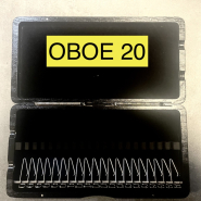 Holzetui für 20 Oboenrohre, Federmechanik. Marke : Em