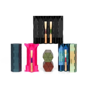 Plastic case for 6 oboe reeds.
